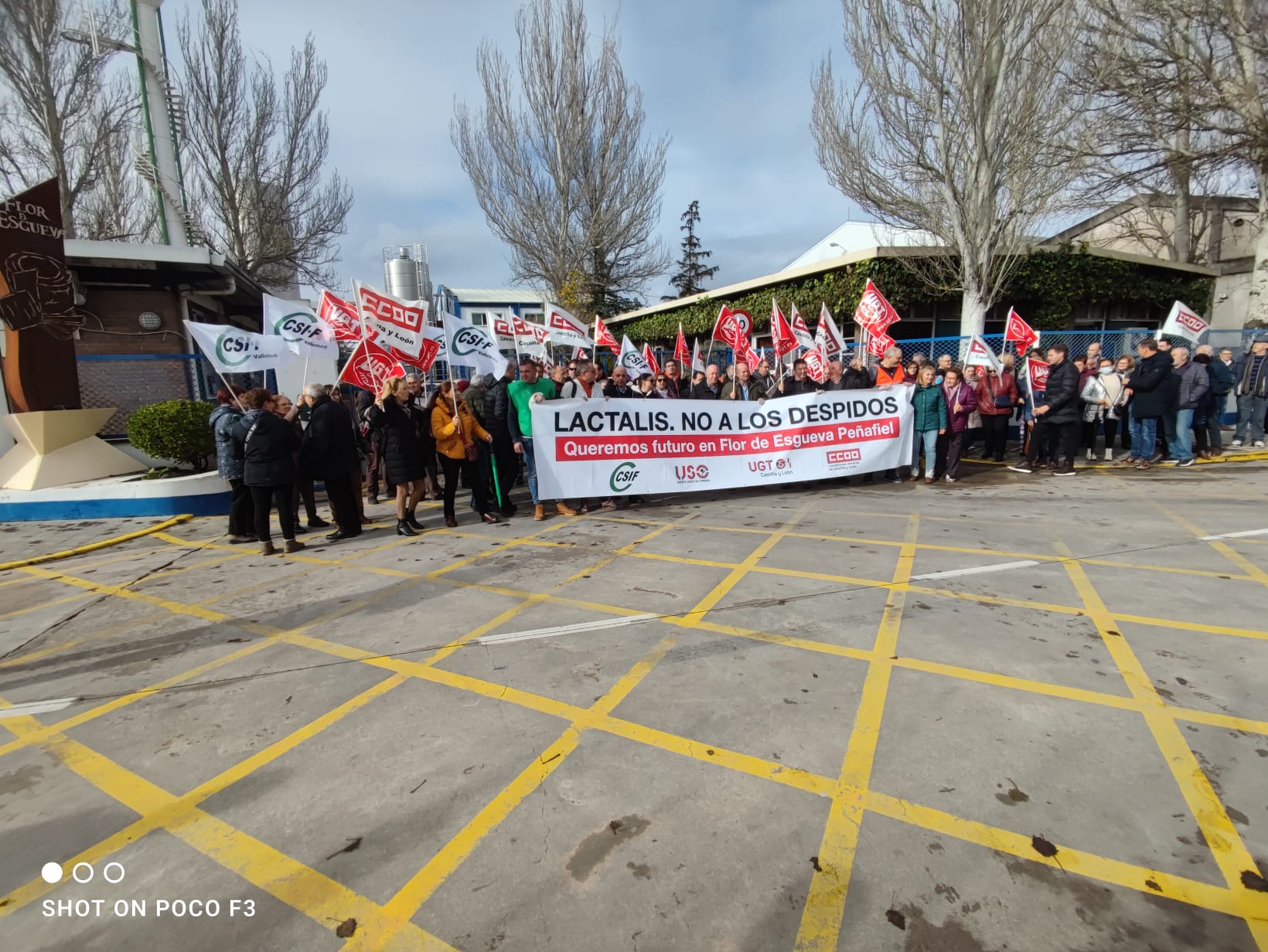 La manifestación frente a las puertas de la quesería Flor de Esgueva de Peñafiel