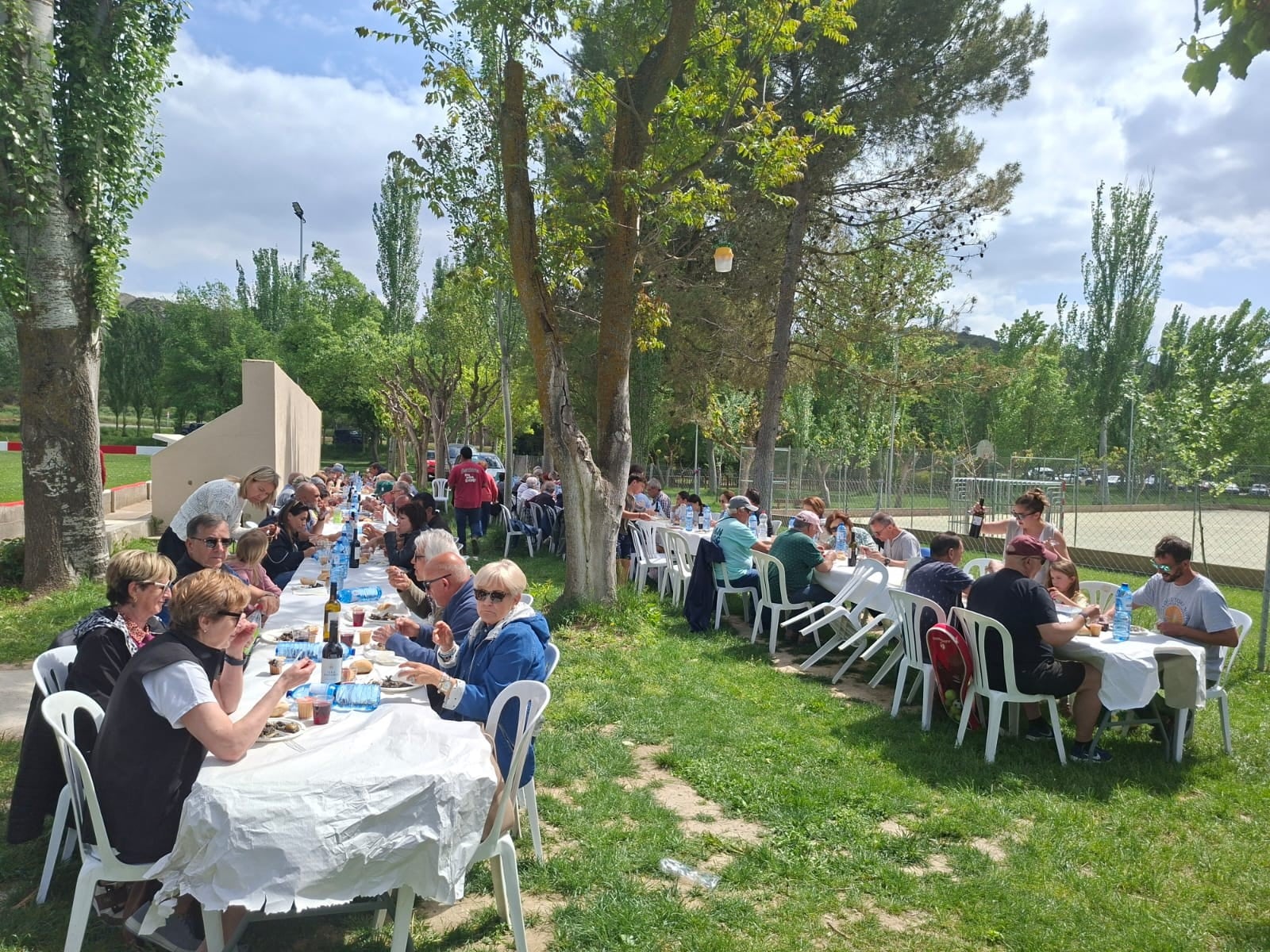 Momento de la comida de hermandad que se celebró en San Esteban de Litera