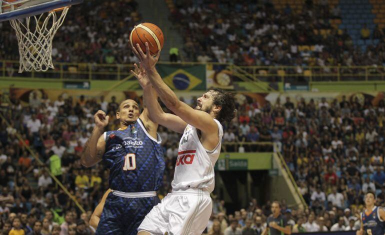 Sergio Llull del Real Madrid disputa el balón contra Alex García