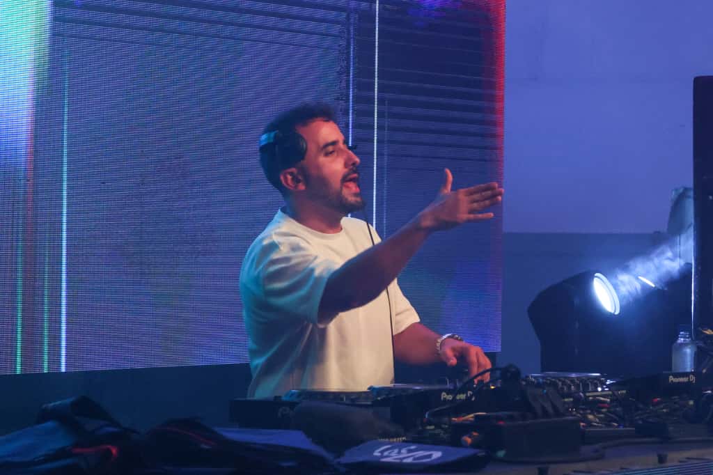 El DJ David Álvarez, de LOS40, en acción