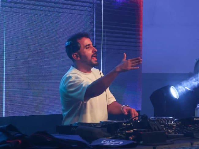El DJ David Álvarez, de LOS40, en acción