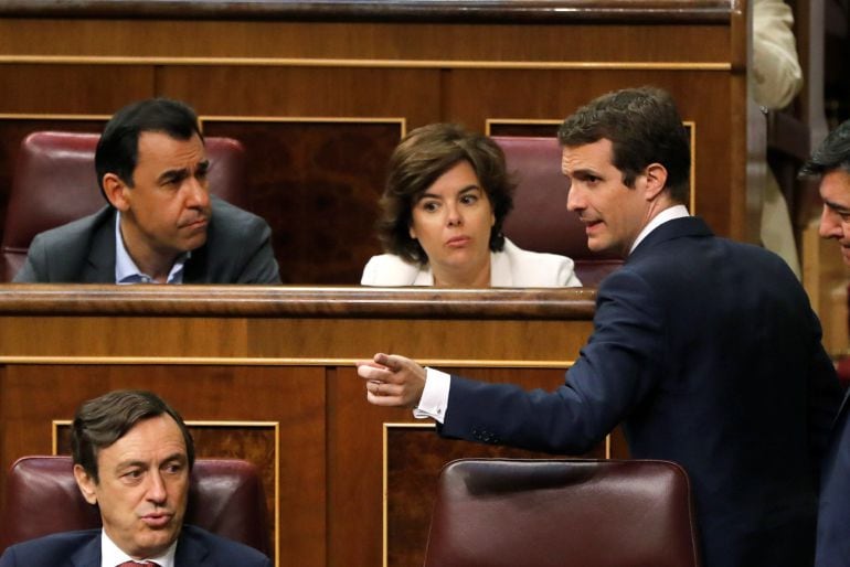 Pablo Casado se dirige a la exvicepresidenta del Gobierno, Soraya Saénz de Santamaría y los diputados del Grupo Popular Rafael Hernando,iz, Fernando Martínez Maillo. 