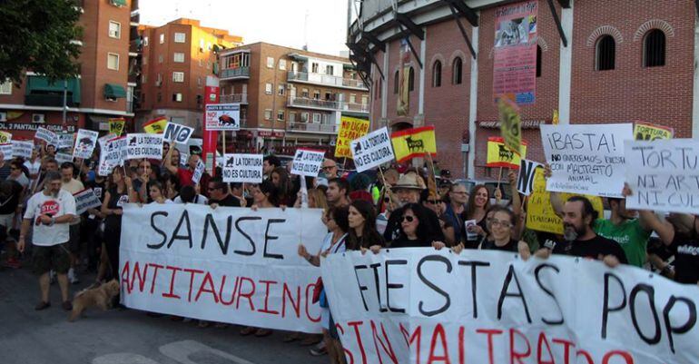 Manifestación antitaurina frente a la Plaza de Toros de Sanse