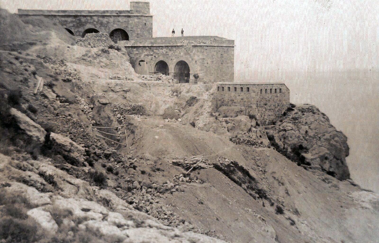 Derribo del fuerte de Trincabotijas para construir una batería de cañones KRUPP