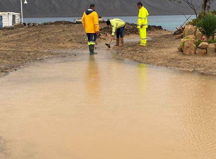 Personal de Emergencias trabajando para canalizar el agua de lluvia en La Graciosa.