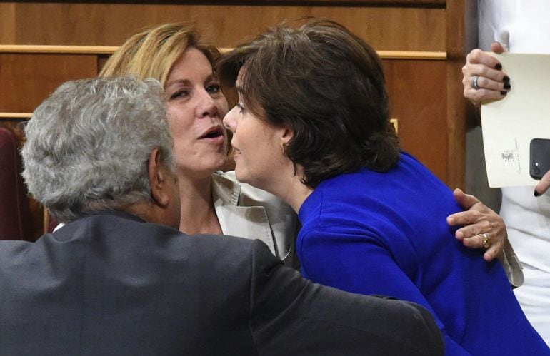 La exvicepresidenta del Gobierno y candidata a liderar el PP, Soraya Sáenz de Santamaría , y la exministra de Defensa y candidata a liderar al PP, María Dolores de Cospedal.