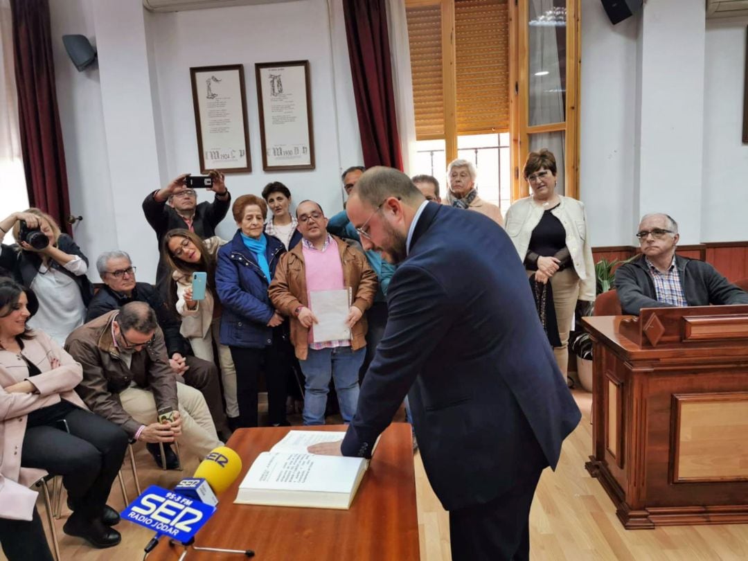 Momento en el que Pablo Ruíz promete el cargo de alcalde de Bedmar y Garcíez