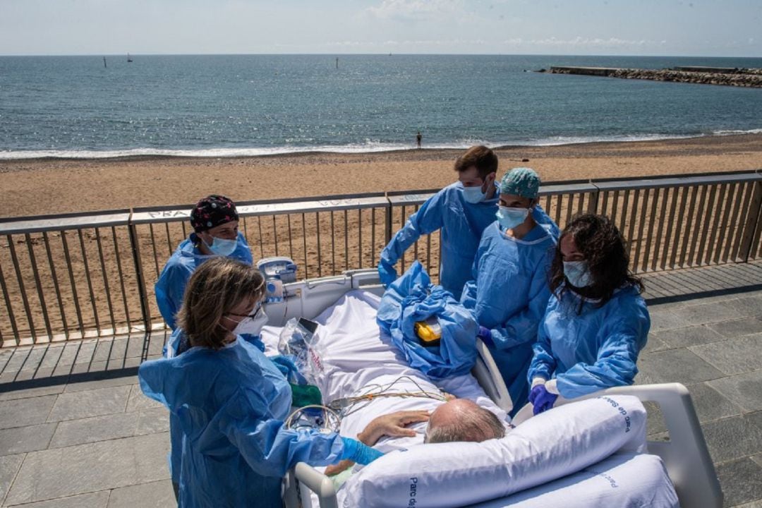 De la UCI a la playa sin moverse de la cama: la historia viral de Isidre y los sanitarios del Hospital del Mar.