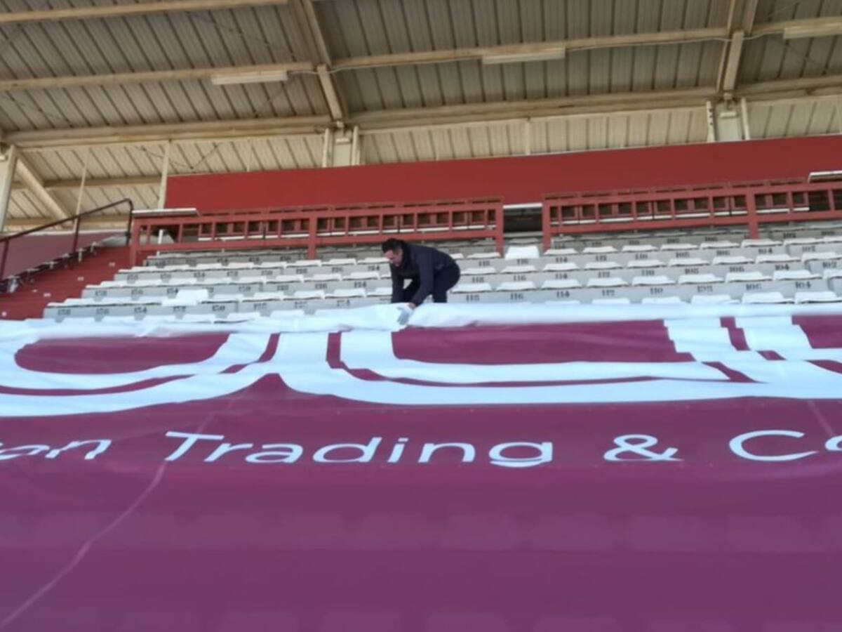 Se retiran dos lonas en el Carlos Belmonte