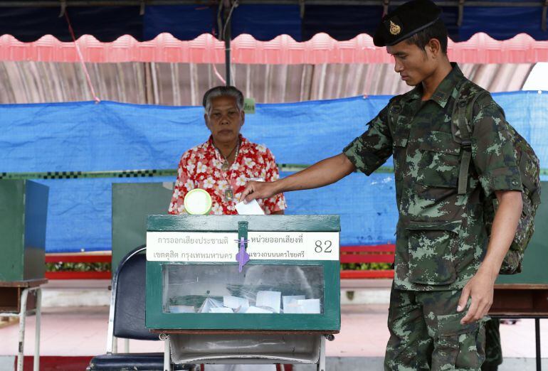 Un soldado tailandés vota en el referéndum de la nueva constitución. 