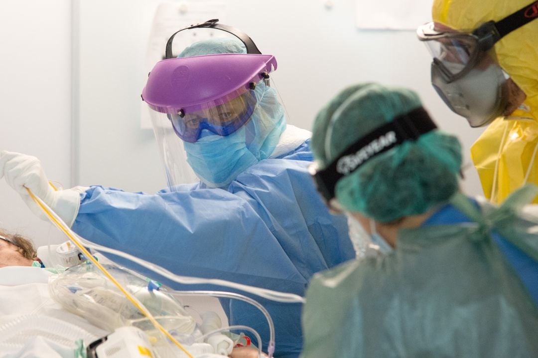 Sanitarios atendiendo a un paciente COVID