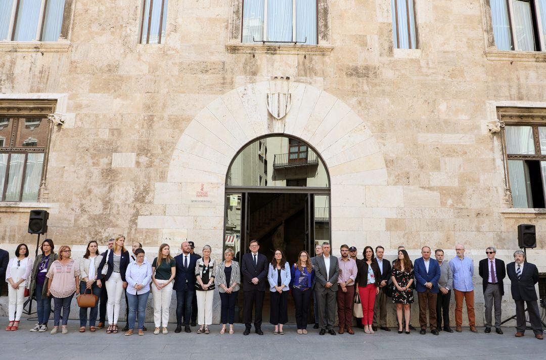 Minuto de silencio ante la puerta del Palau de la Generalitat por el asesinato de una mujer en Alboraya