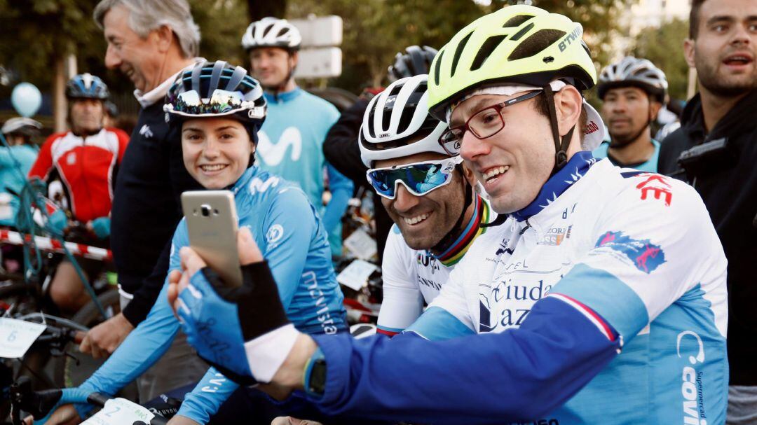 Alejandro Valverde se fotografía con un espectador