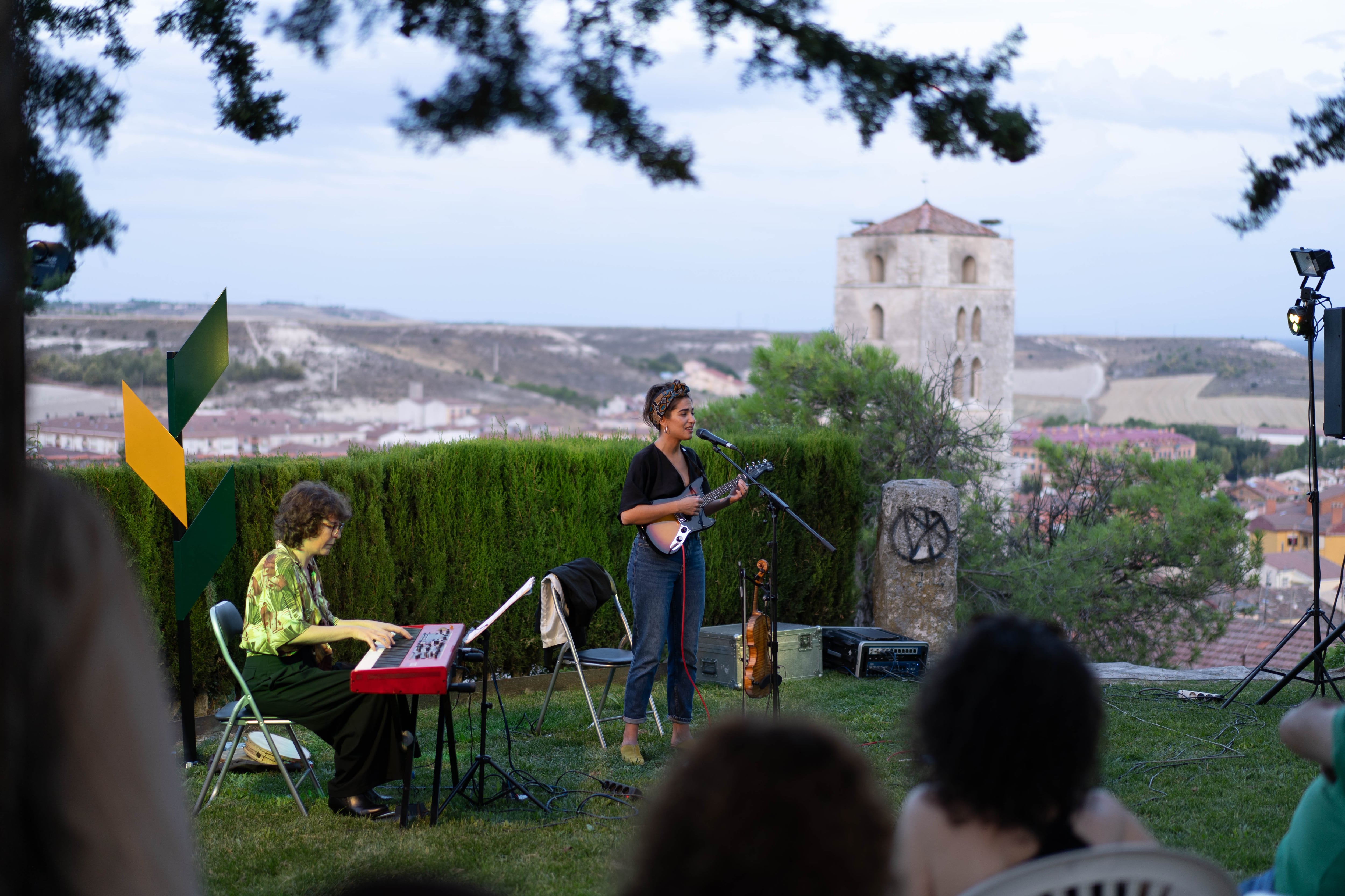 Concierto del dúo &#039;Violenta Veinte y Erika López&#039; en la iglesia de la Cuesta de Cuéllar en el I Festival Aire Rural