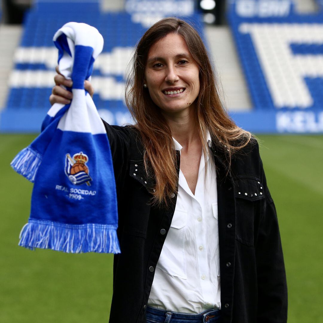 Gemma Gili posa en el Reale Arena con una bufanda de la Real