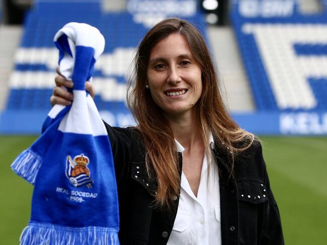 Gemma Gili posa en el Reale Arena con una bufanda de la Real