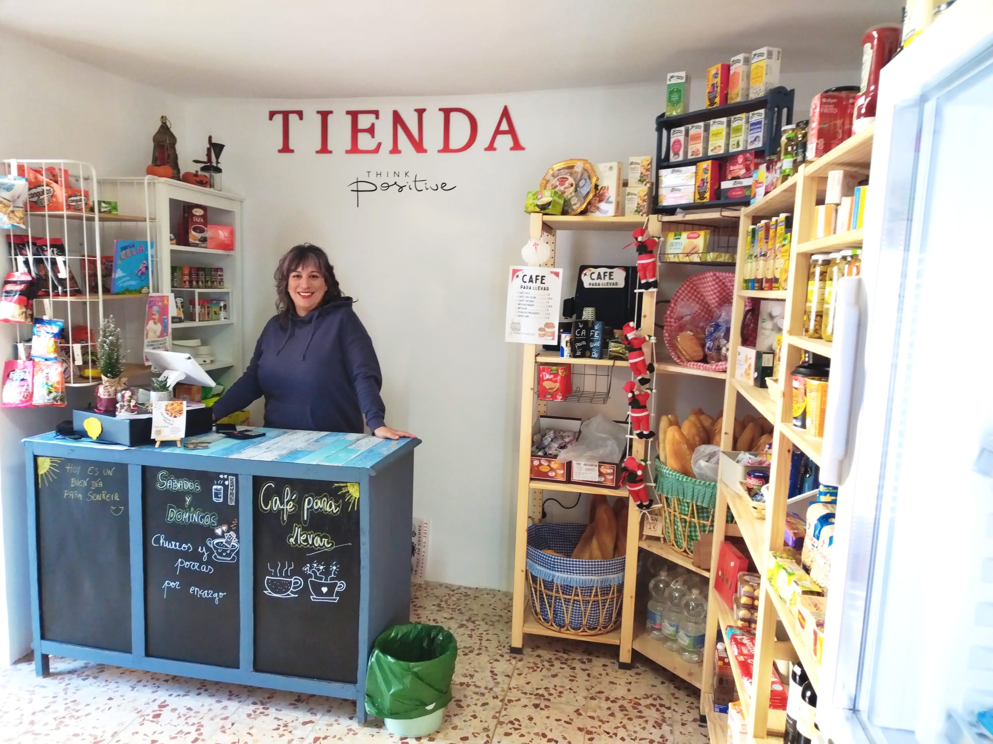 Patricia Jiménez, emprendedora en el municipio conquense de Huelves con la apertura de una tienda de alimentación.