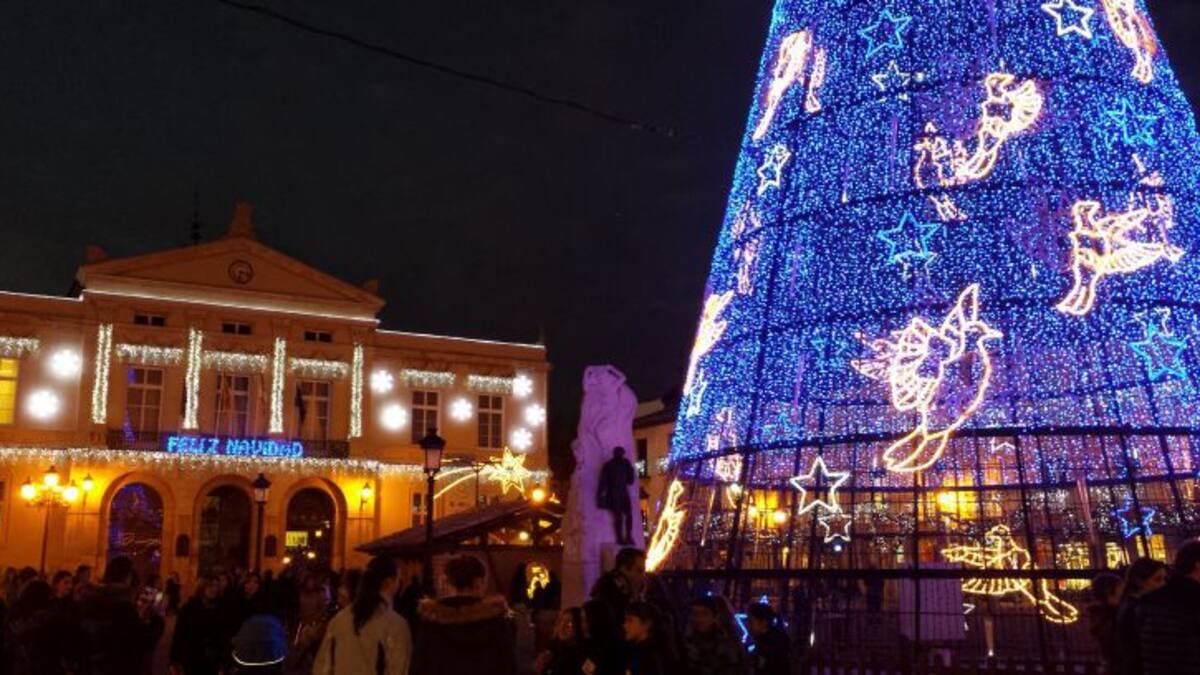 82 arcos y varias estrellas de grandes dimensiones en rotondas componen la iluminación navideña de Palencia