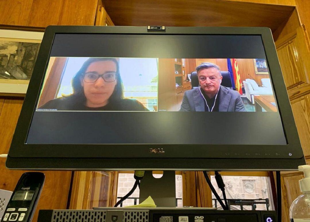 Reunión telemática entre Mónica Portero y el alcalde José Chulvi.