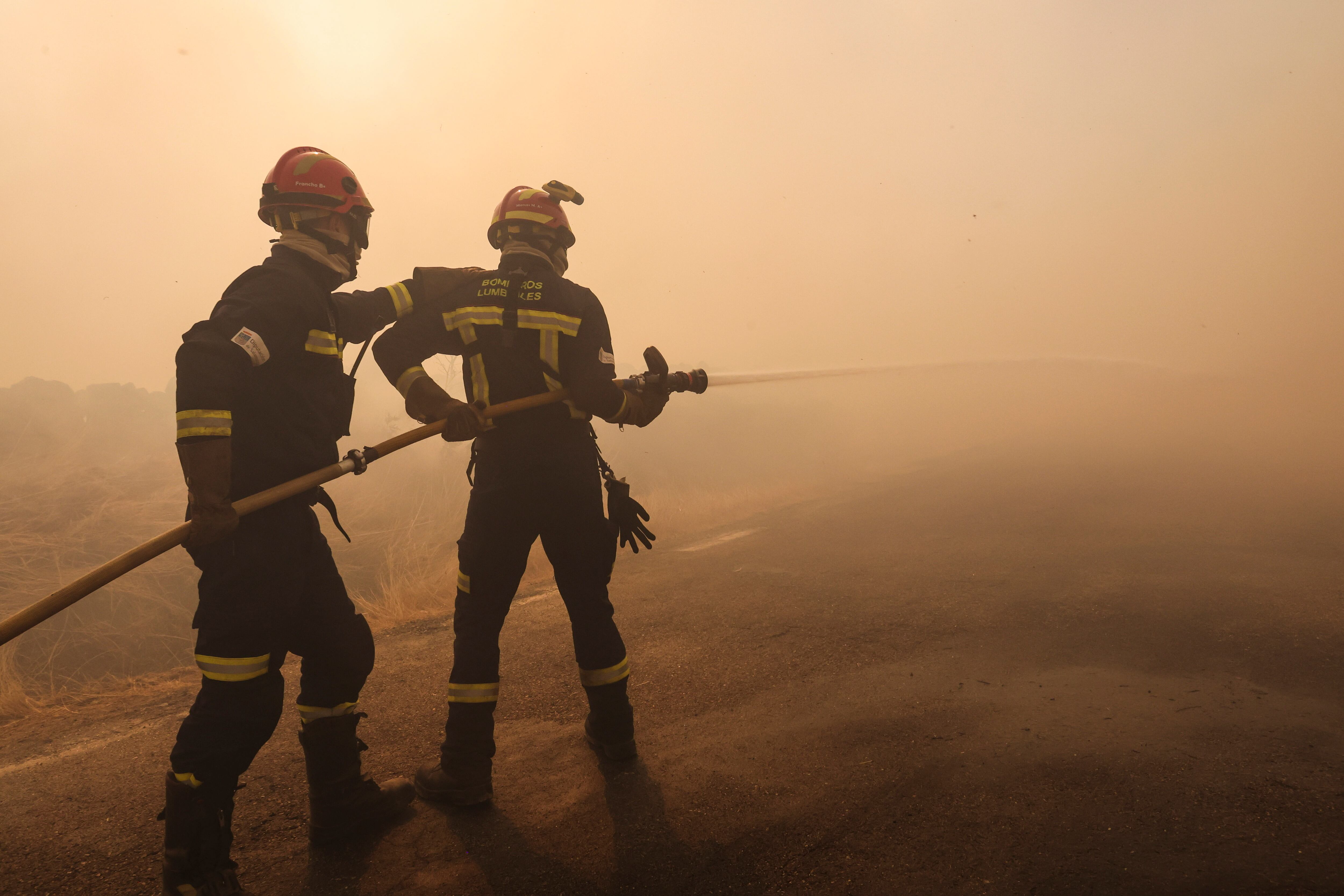 CIPÉREZ (SALAMANCA), 15/08/2025.- Dos bomberos trabajan en la extinción del incendio forestal en las proximidades de Cipérez (Salamanca). EFE/JM GARCIA