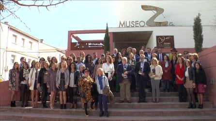 Foto de familia de los premiados en la escalinata del Museo Zabaleta