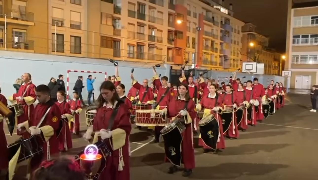 La banda de tambores del Santo Cáliz tocó en el patio de recreto de Salesianos