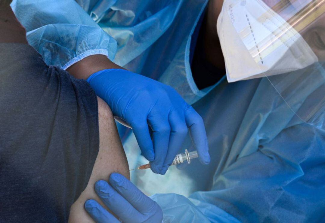 Un usuario recibe una vacuna.