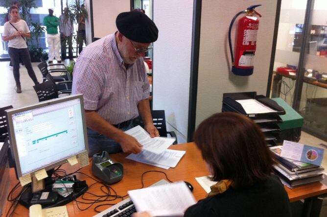 Fede García, portavoz de SOS Racismo, entrega en el registro municipal de Vitoria la petición para declarar persona 'non grata' a Javier Maroto