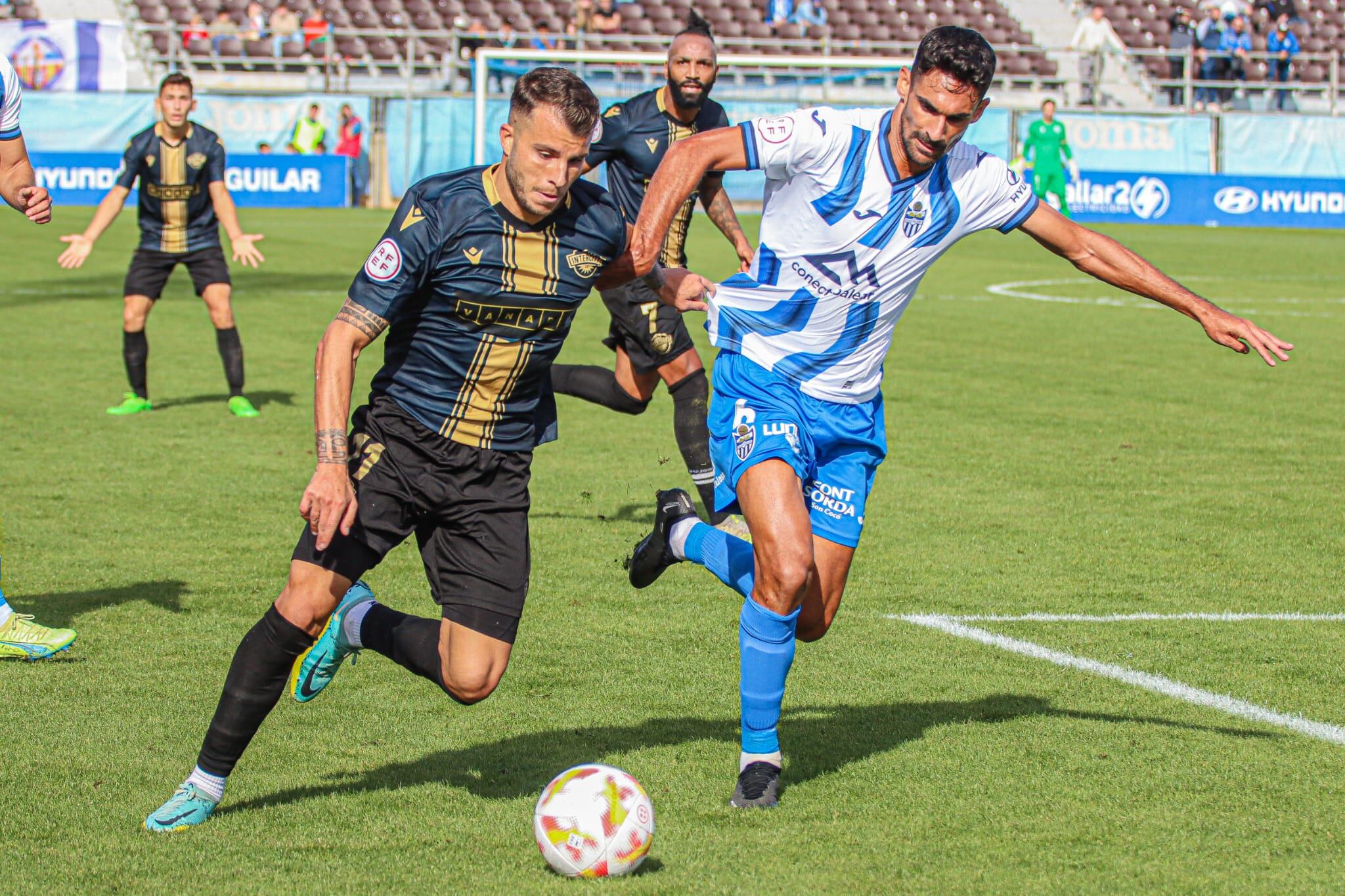 Pol Roigé, jugador del Intercity, frente al Atlético Baleares