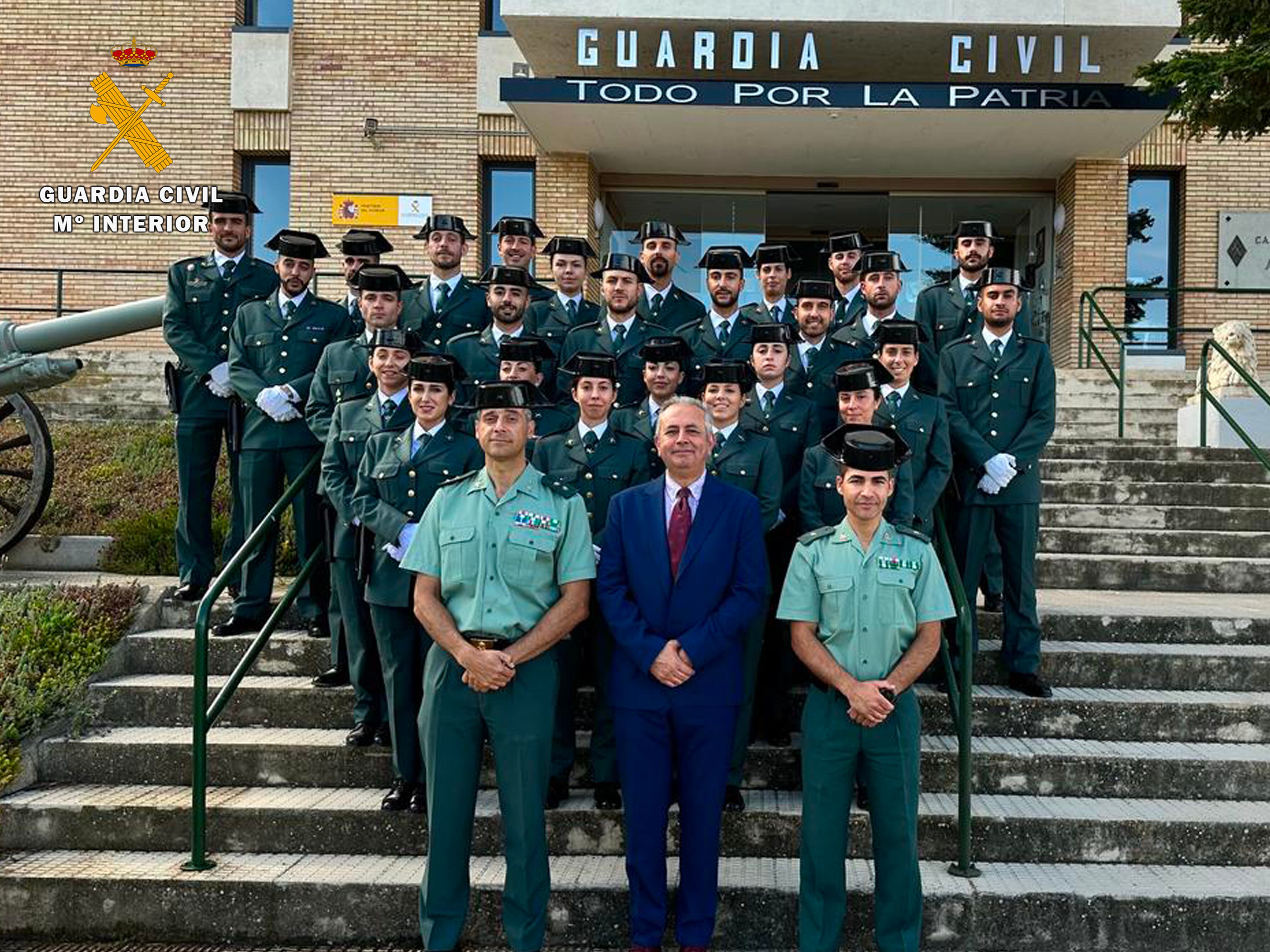 Los nuevos agentes junto a los máximos responsables de la Guardia Civil en Huesca y el Subdelegado del Gobierno