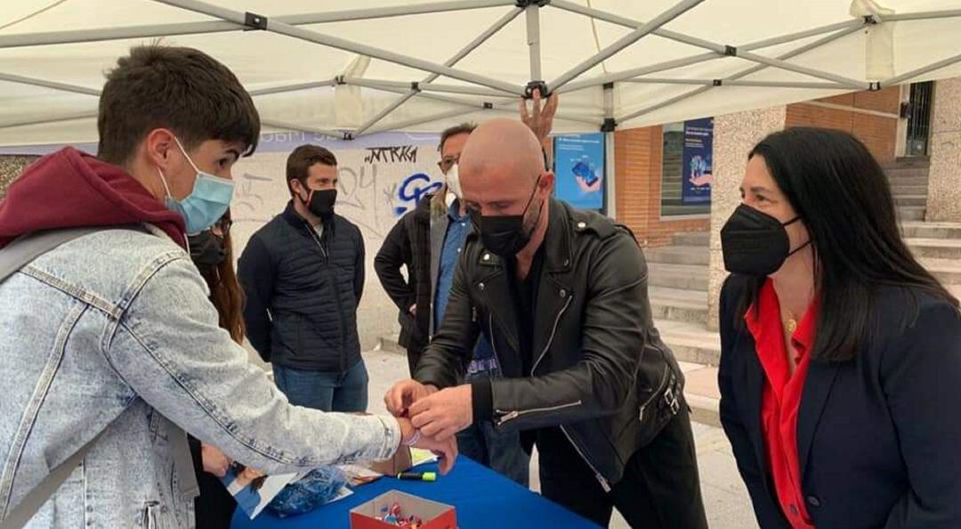 Mirina Cortés en una de las mesas informativas con motivo de las Elecciones a la Asamblea de Madrid