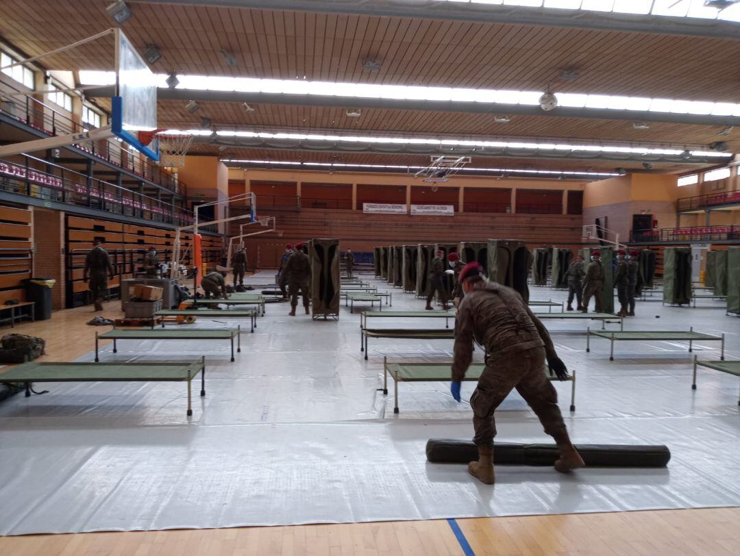 El Ejército de Tierra participa junto a la Policía Local de València en la creación de los dos albergues municipales para personas sin hogar