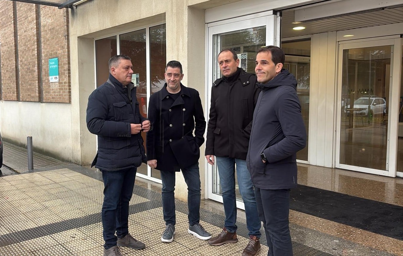 Foto Fernando Sabes y otros representantes socialistas ante el Hospital de Barbastro