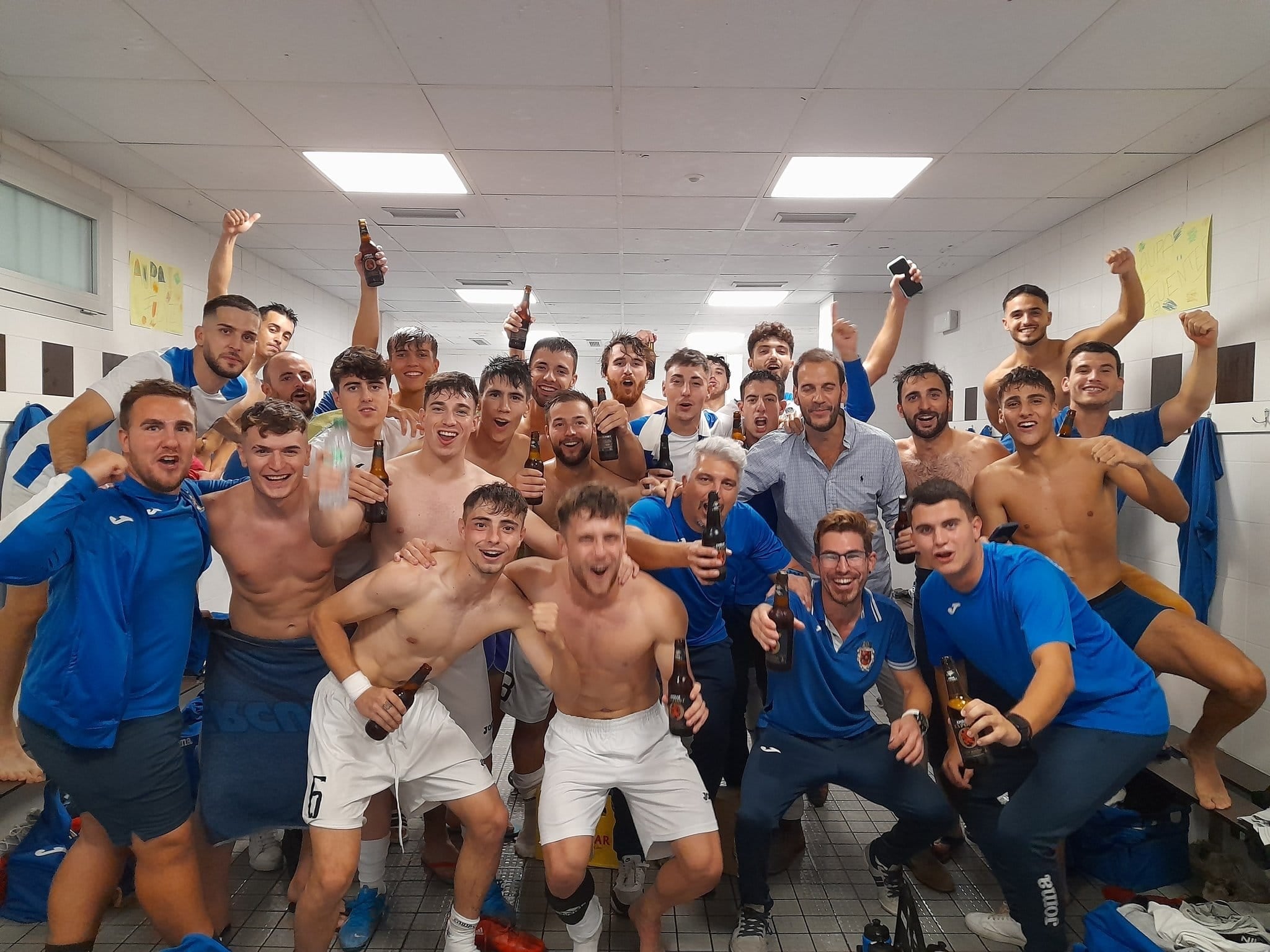 La plantilla del CD Fuentes celebrando en Mutilva su clasificación para la Copa del Rey