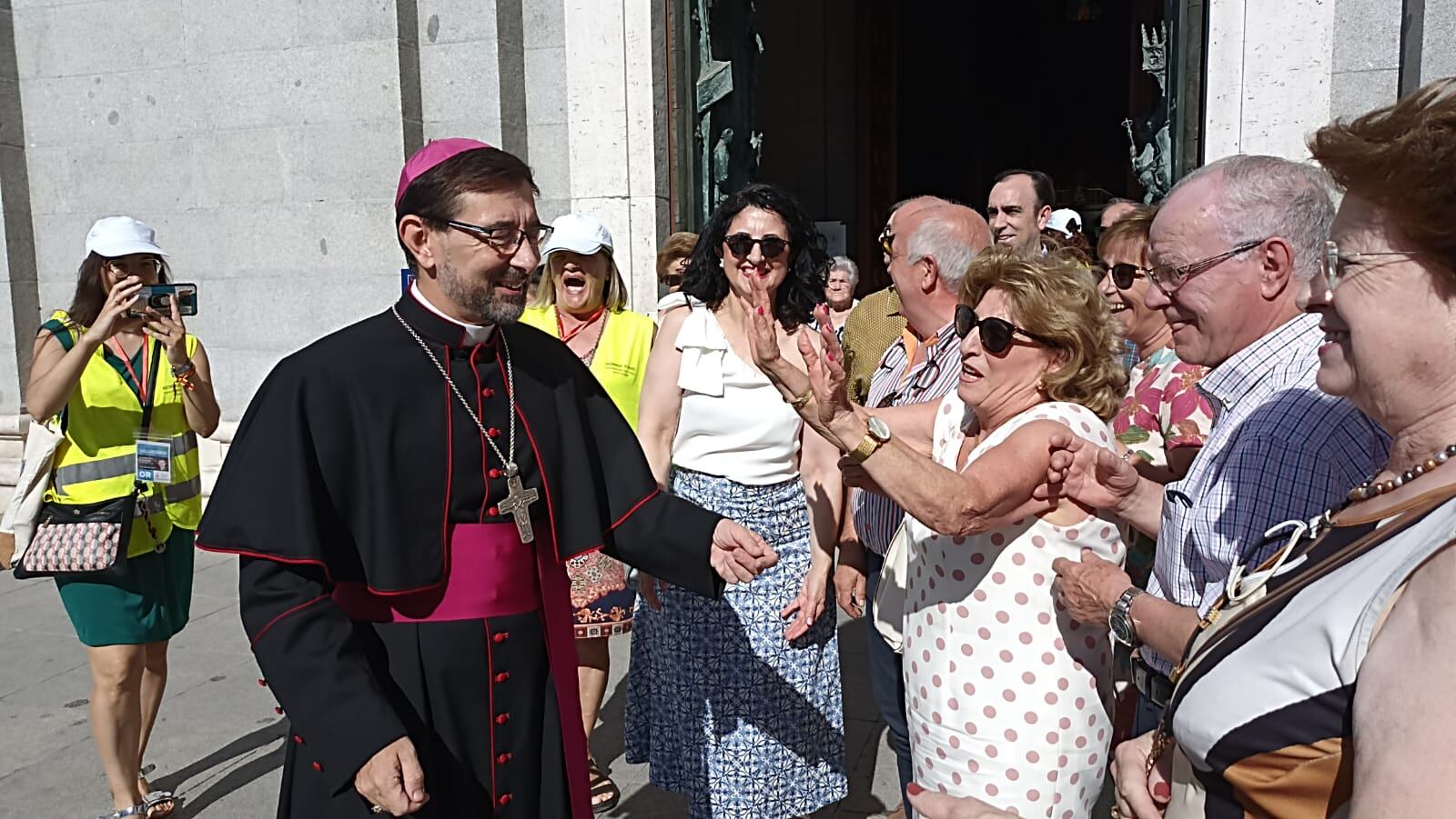 Vecinos de Sabiote acompañan al nuevo Arzobispo de Madrid, el sabioteño José Cobo