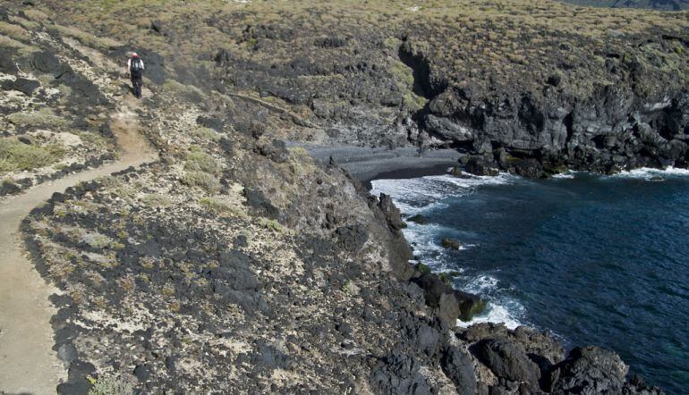 El sendero de Samarines cerrado el por vertido de fueloil