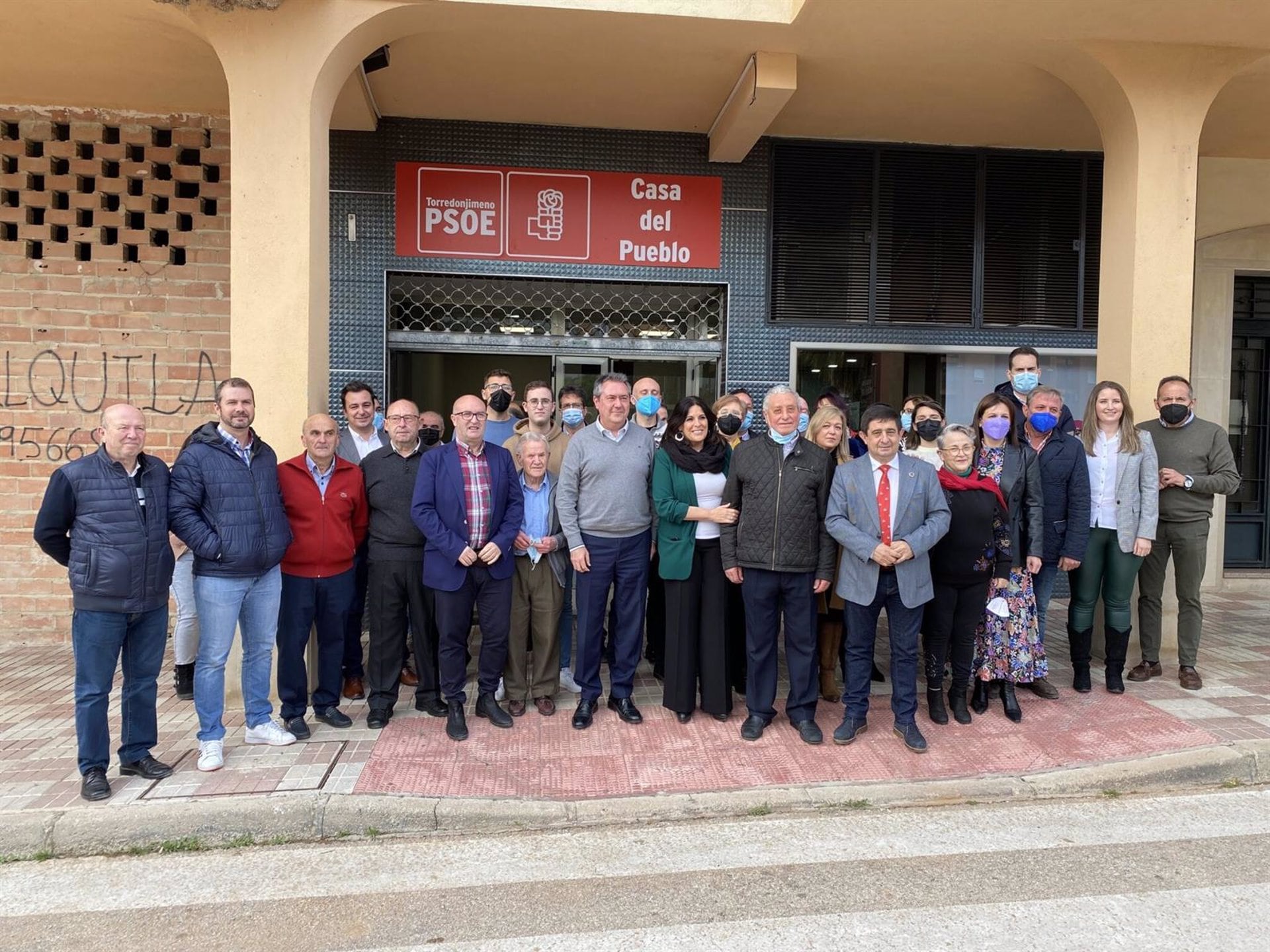 El secretario general del PSOE andaluz, Juan Espadas, rodeado de compañeros socialistas en la inauguración de la Casa del Pueblo de Torredonjimeno