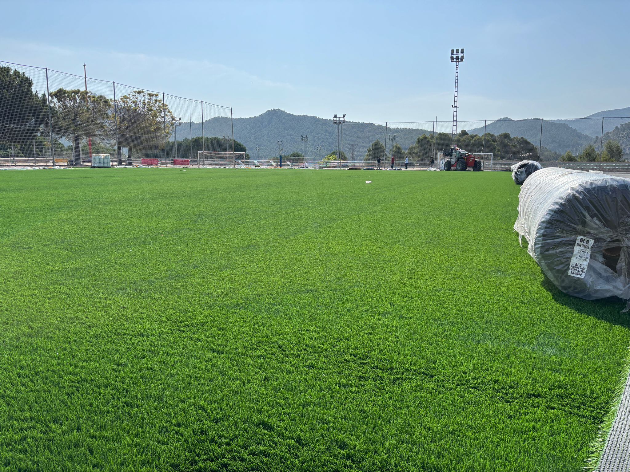 Instalación del nuevo césped en el campo Manolo Moreno de Alcoy