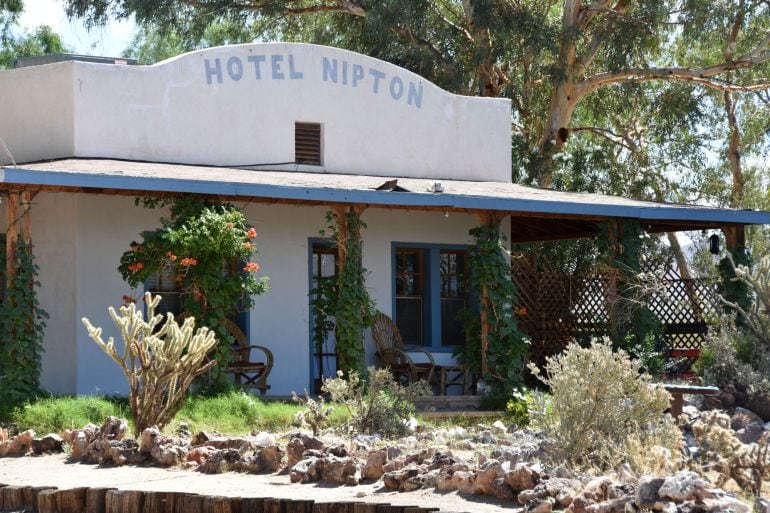 El hotel Nipton, en el pueblo de NIpton, ubicado en el desierto de Mojave, California.