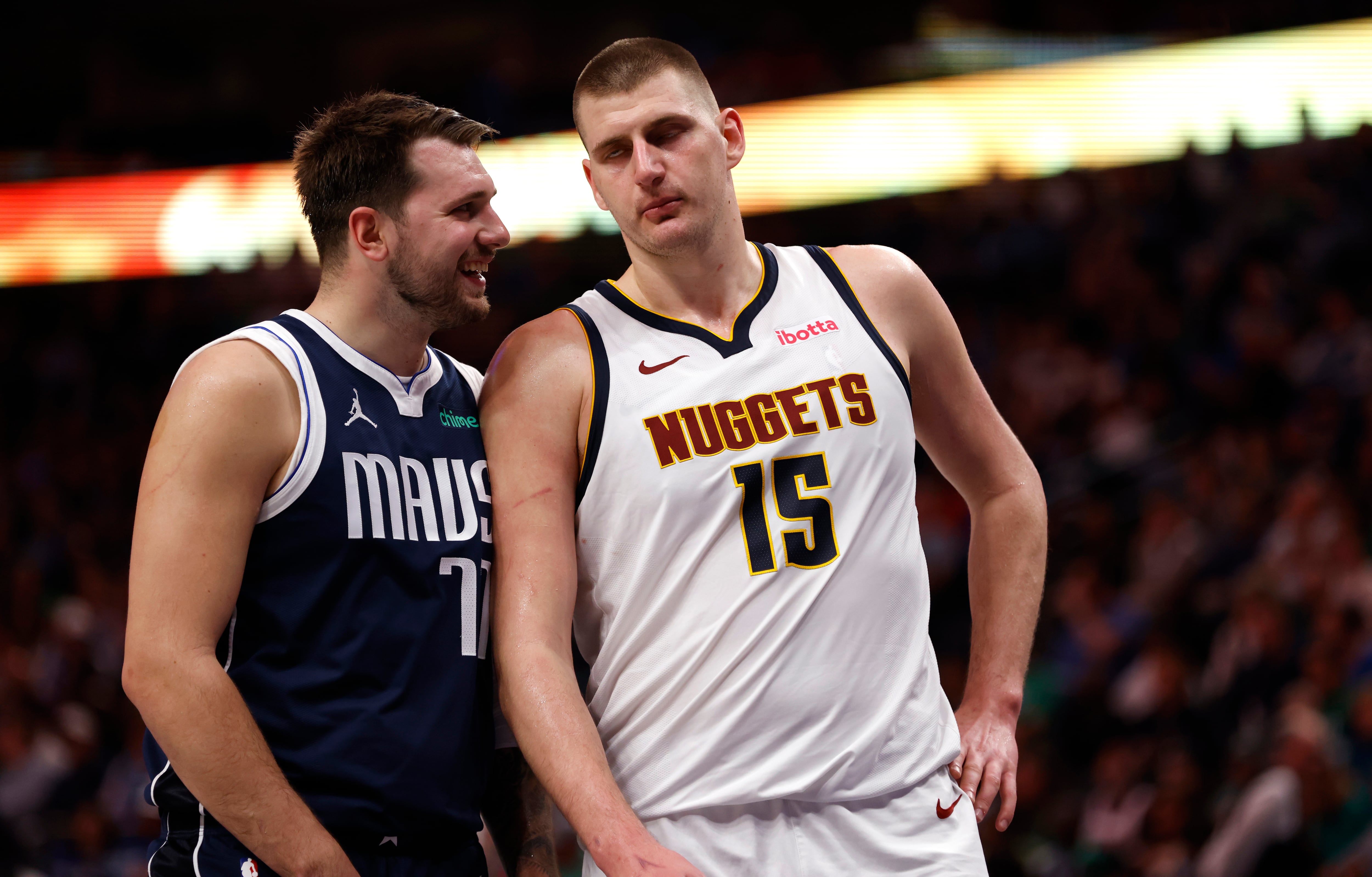 Luka Doncic y Nikola Jokic durante un partido