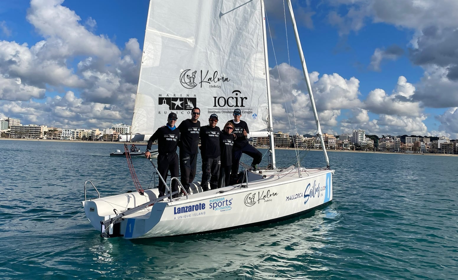 La tripulación de Lanzarote en la bahía de Palma.