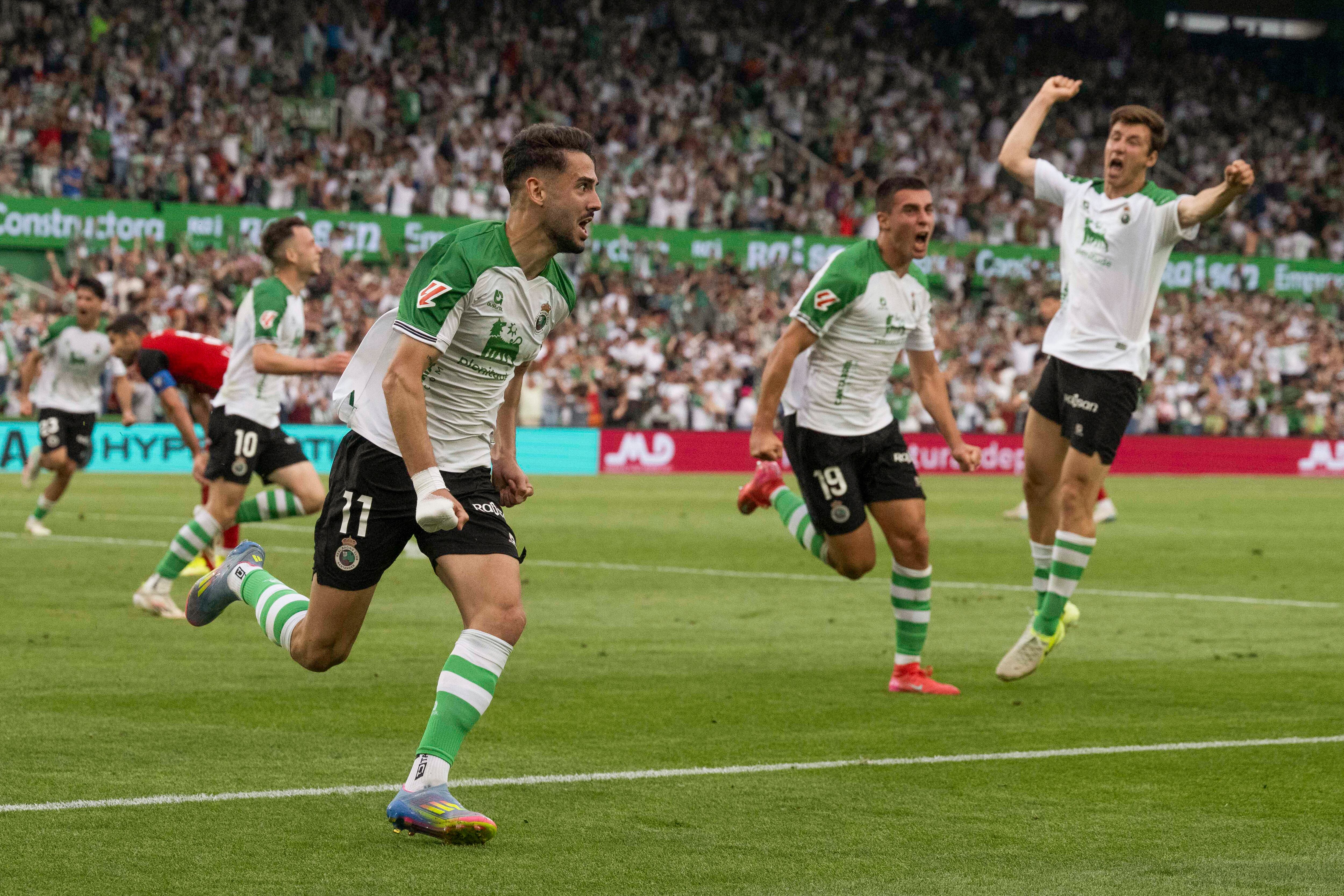 SANTANDER, 08/06/2025.- Los jugadores del Racing celebran el gol del empate a 3 durante el partido de playoff de ascenso a Primera División que Racing de Santander y Mirandés disputan este domingo en El Sardinero, Santander. EFE/Pedro Puente Hoyos