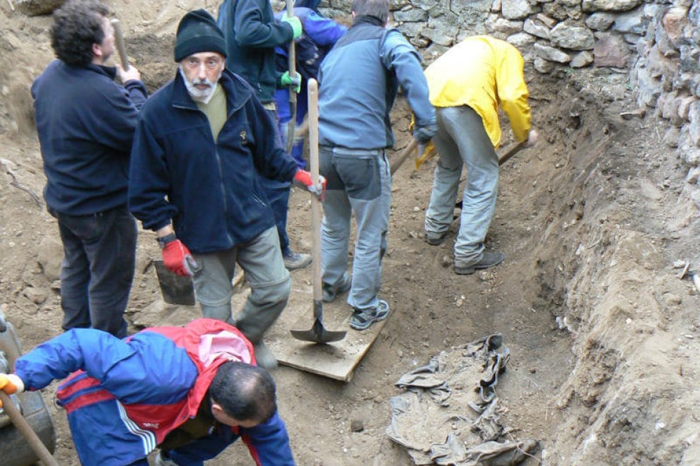 Momento de la exhumación de los restos de los aviadores del Katiuska en 2011