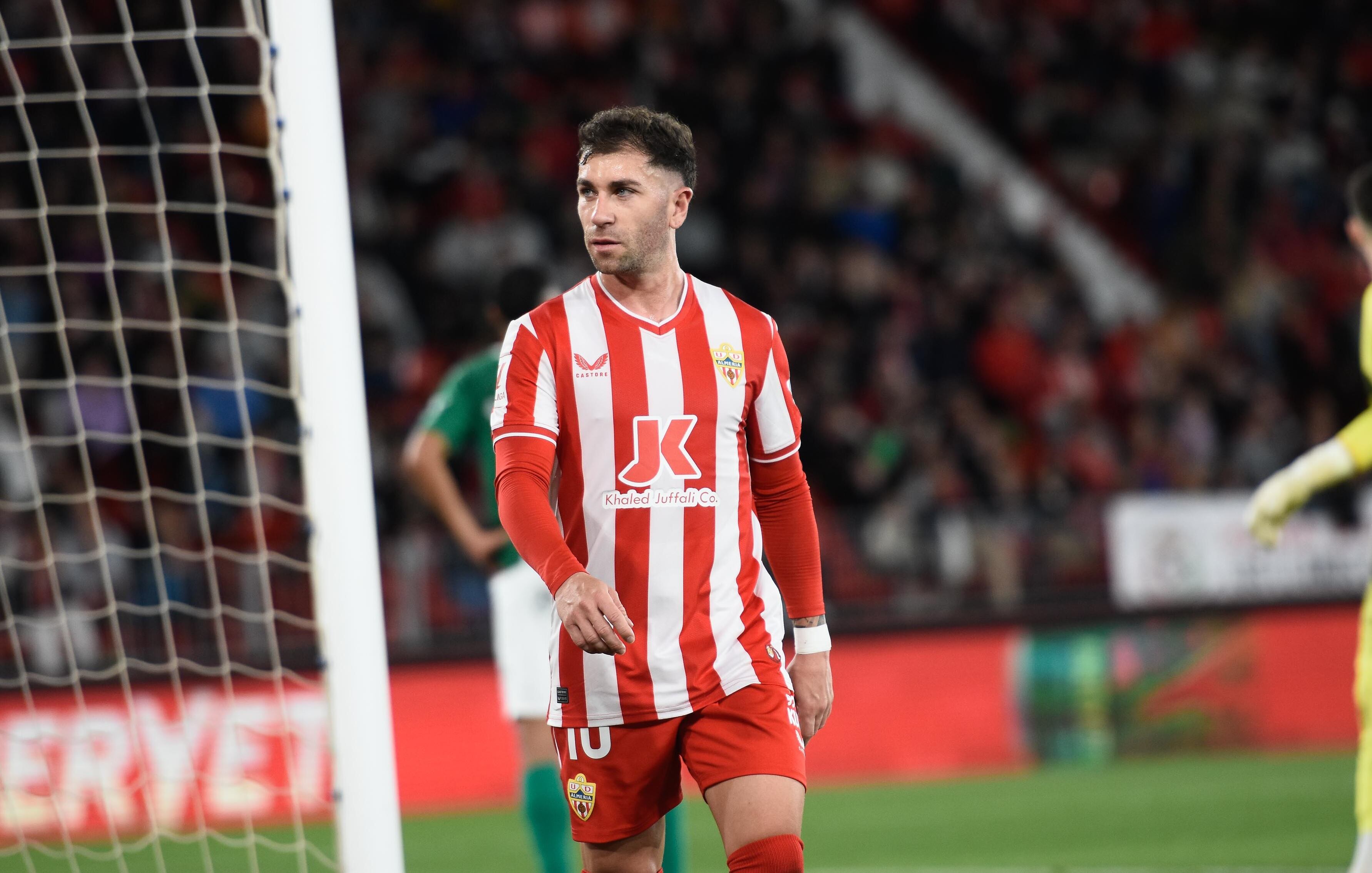 Adri Embarba seguirá compitiendo en Primera División con el Rayo Vallecano.