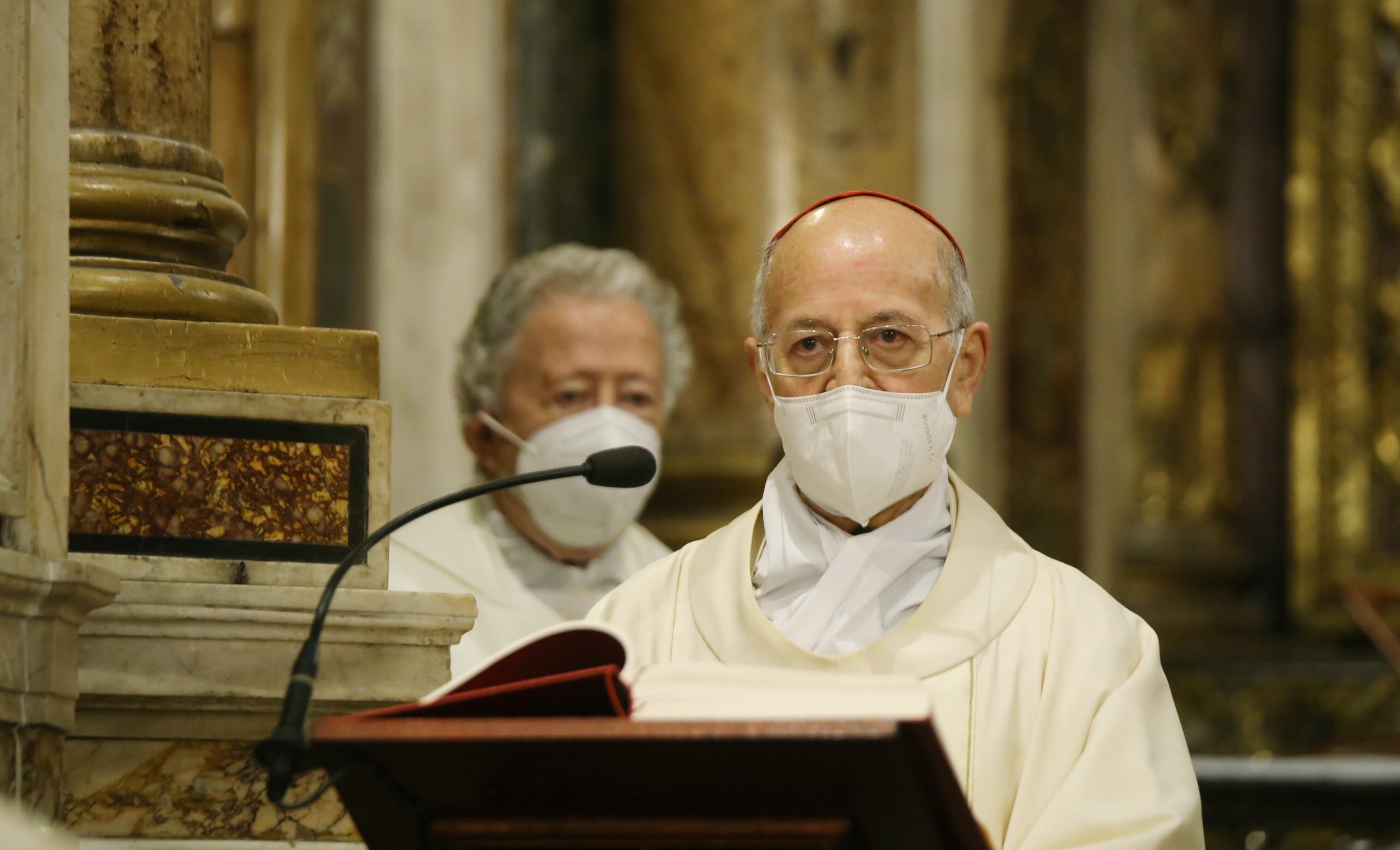 El cardenal arzobispo Ricardo Blázquez, oficia una misa