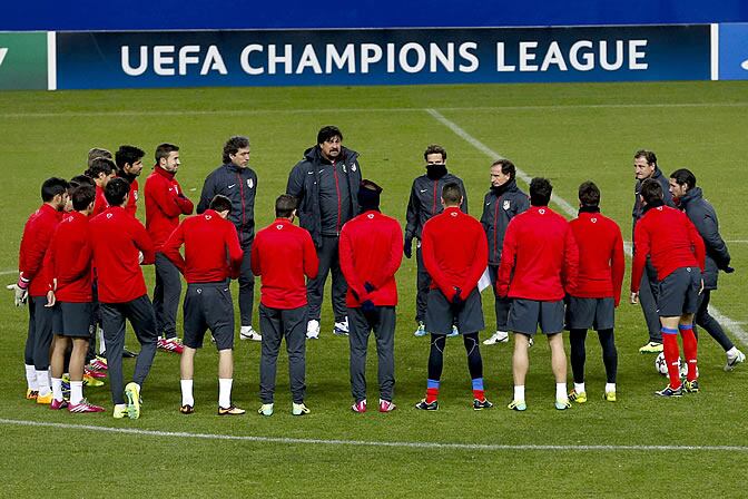 Simeone da una charla a sus jugadores