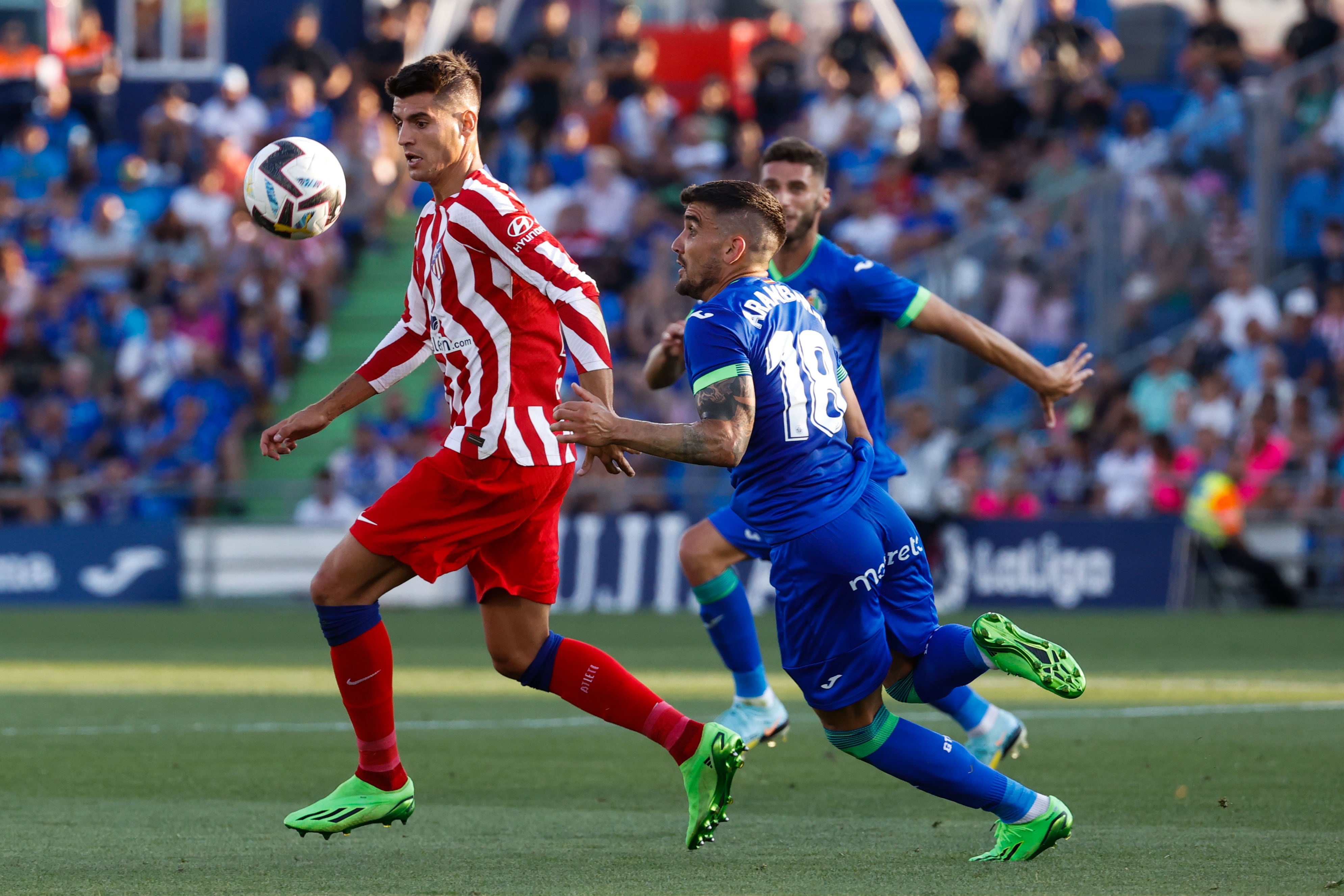 El delantero del Atlético de Madrid Álvaro Morata controla el balón ante el centrocampista del Getafe Mauro Arambarri, durante el partido de la primera jornada de la Liga de Primera División que disputan el Getafe y el Atlético de Madrid en el Coliseo Alfonso Pérez de Getafe.