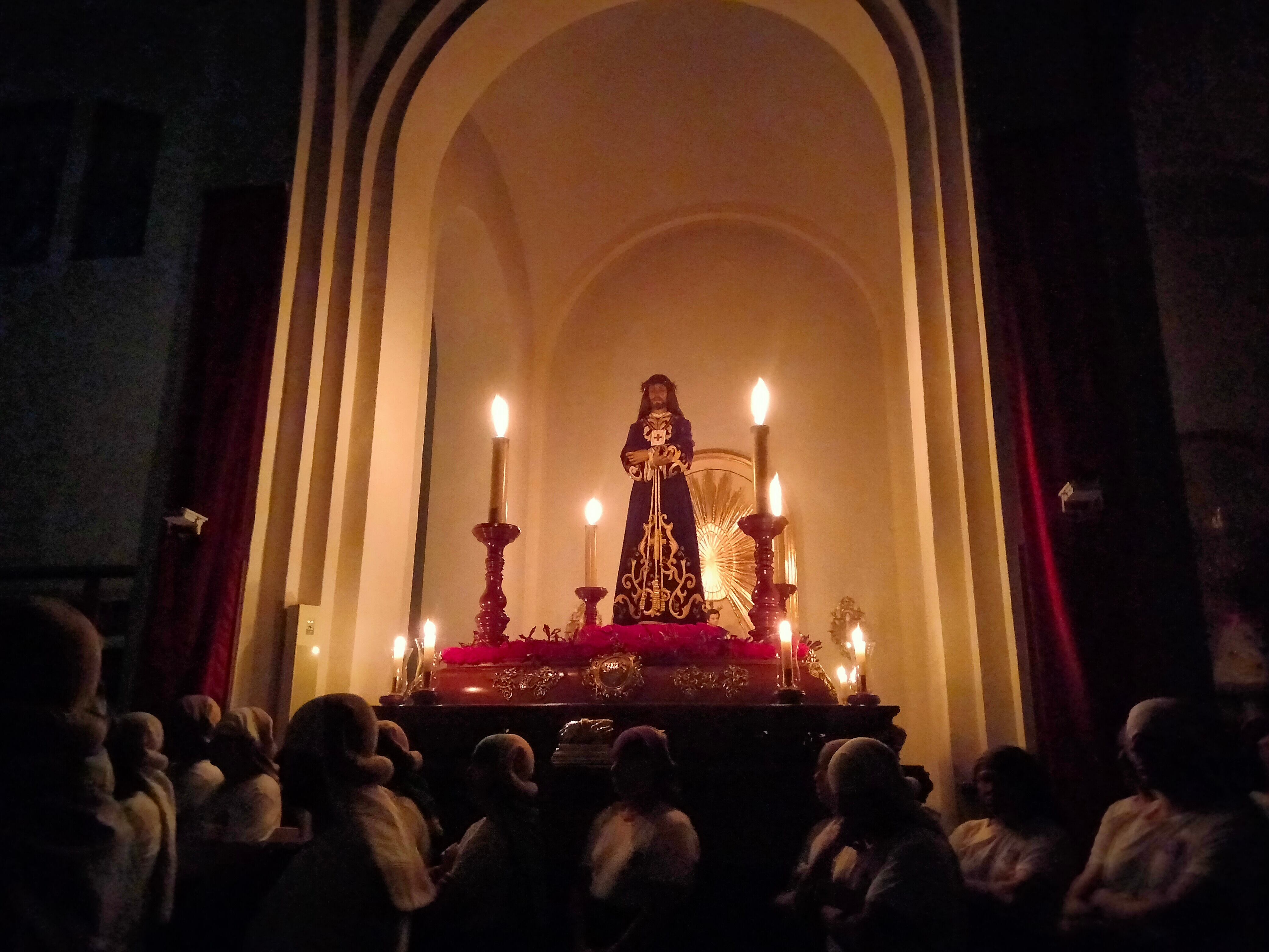 Costaleros junto a Jesús de Medinaceli en la Parroquia de la Inmaculada de Elda