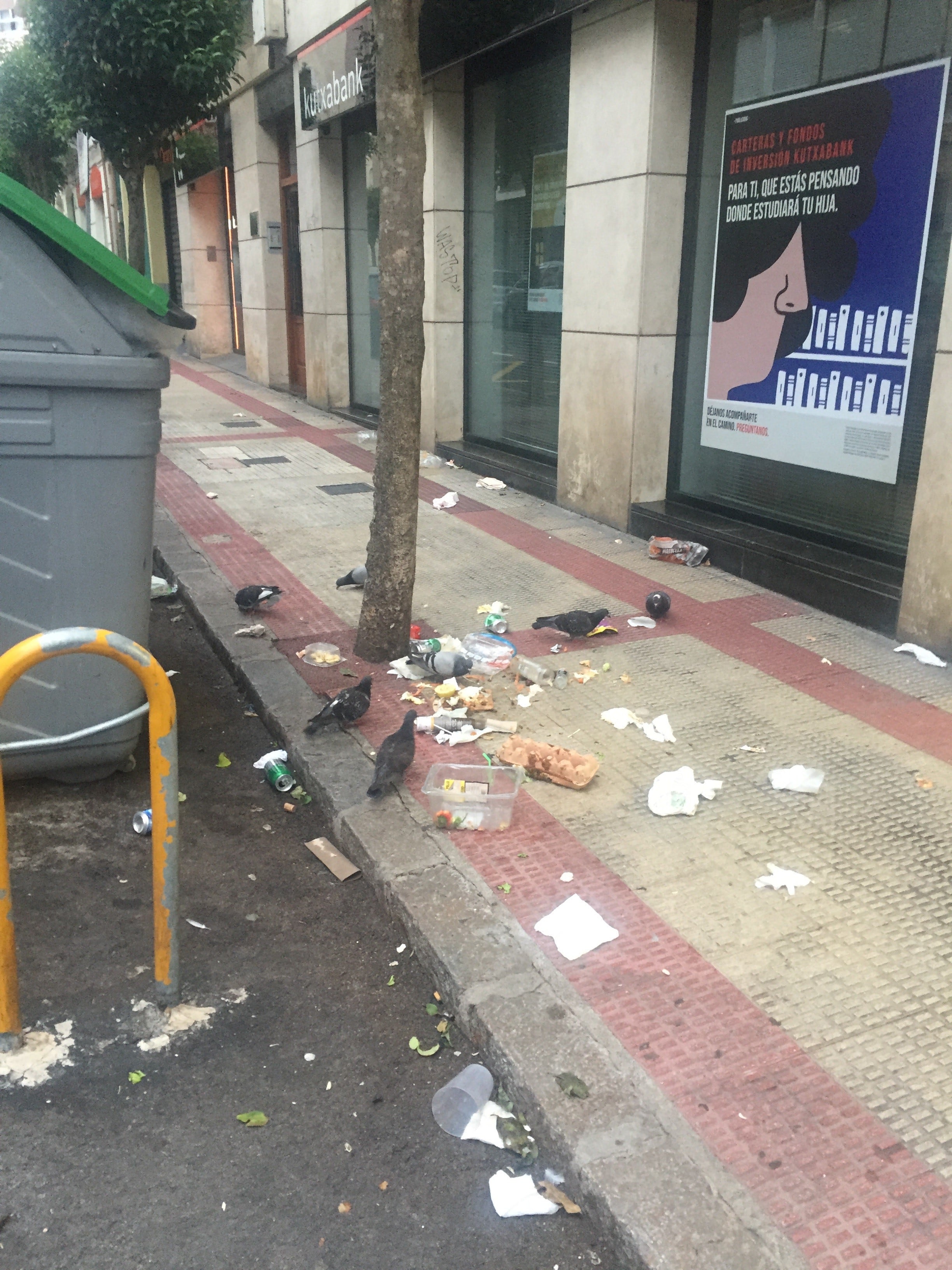 Suciedad acumuluda en una calle de Castro Urdiales