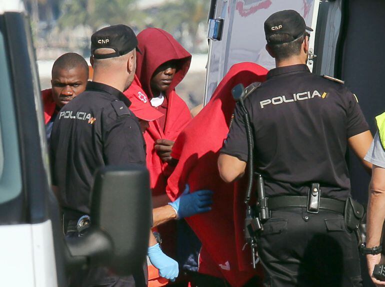 Funcionarios policiales atienden a migrantes llegados a la costa de Tarifa